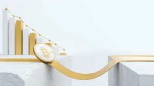 右肩下がりの棒グラフを背景に、崖の間に渡されたゴールドの帯の上に佇むビットコイン硬貨